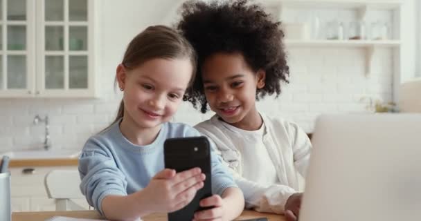 Overjoyed small diverse kids making selfie on smartphone. — Stock Video