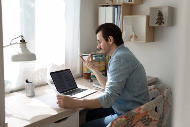 Bilgisayarda çalışan bir adamın ses kaydının arka görüntüsü