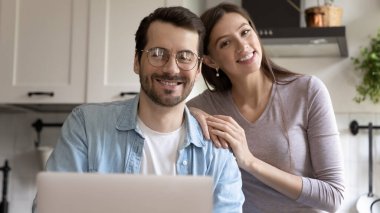 Evde poz veren mutlu beyaz bir çiftin portresi.