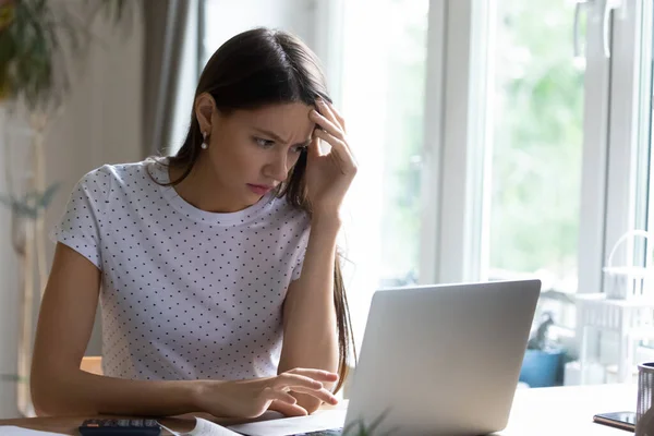 Infelice giovane donna frustrato da problemi con il computer — Foto Stock