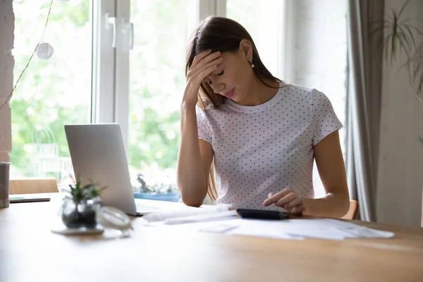 Mujer joven frustrada angustiada por problemas presupuestarios financieros —  Fotos de Stock