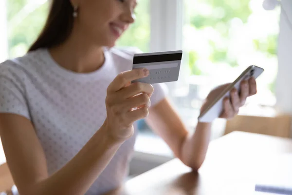 3.妇女用信用卡在手机上付款的特写 — 图库照片