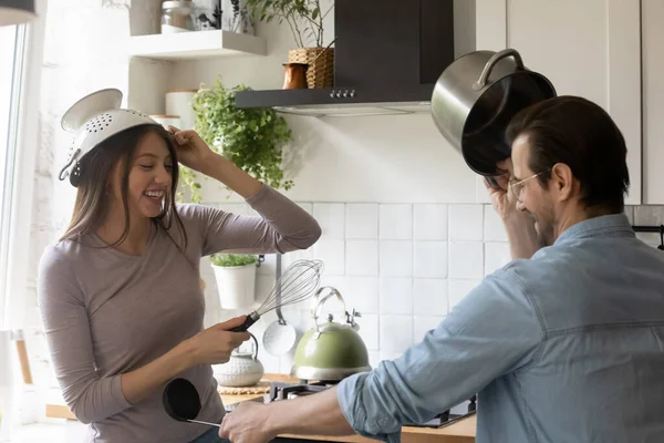Heureux jeune couple ludique s'amuser dans la cuisine — Photo