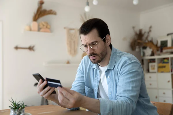 Unhappy man have problems paying with credit card online — Stock Photo, Image