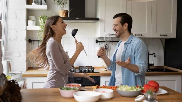 Felice giovane coppia divertirsi cucinare in cucina insieme — Foto Stock