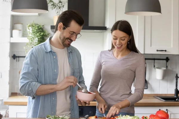 Glückliches kaukasisches Paar kocht zu Hause in der Küche — Stockfoto