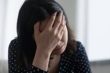 Mutsuz genç kadın evde depresyon geçiriyor.