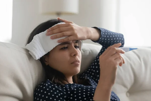 Nemocná asijská žena trpí doma chřipkou — Stock fotografie
