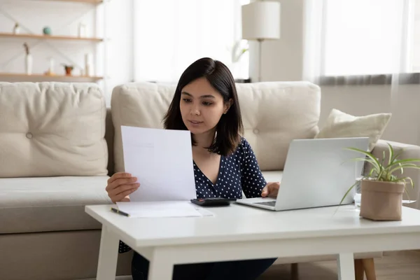 Ung asiatisk kvinna hantera familjens ekonomi med hjälp av bärbar dator — Stockfoto