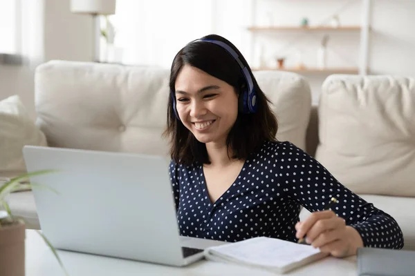 Uśmiechnięta wietnamska nauka studencka na laptopie — Zdjęcie stockowe