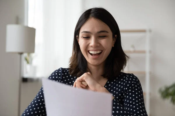 Menina vietnamita feliz sorriso leitura carta de papel — Fotografia de Stock