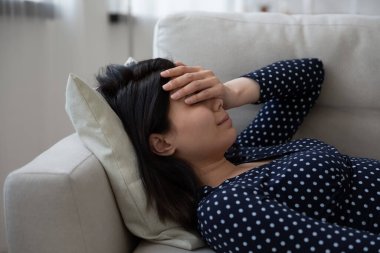 Üzgün genç Asyalı kadın, hayat sıkıntısı yüzünden ağlıyor.