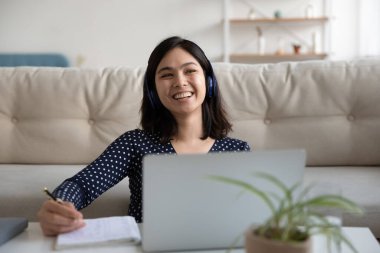 Aşırı neşeli Asyalı kız öğrenci çevrimiçi çalışmada iyi eğlenceler.