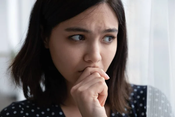 Ansioso chica asiática perdido en pensamientos ponderando — Foto de Stock