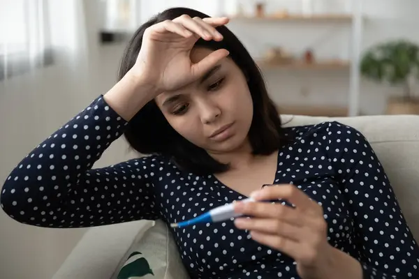 Zieke Aziatische vrouw meten hoge temperatuur gevoel onwel — Stockfoto