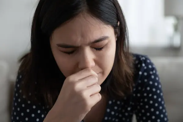 Nešťastná asijská dívka pláč pocit úzkosti doma — Stock fotografie