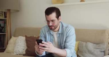 Elinde cep telefonu olan bir adam süper harika haberlerle mesaj aldı.