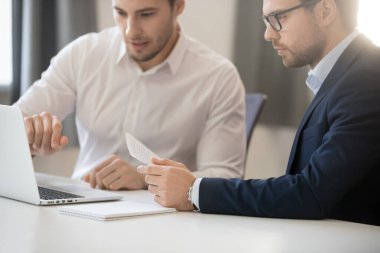 Proje üzerinde birlikte çalışan meslektaşlar, dizüstü bilgisayar, antrenman stajyeri...