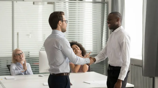 Executivo confiante apertando a mão de empregado bem sucedido afro-americano — Fotografia de Stock