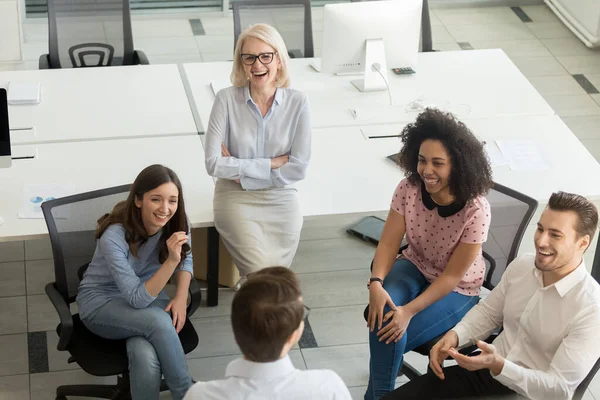 Glad diverse kollegor som har roligt på business briefing top view — Stockfoto