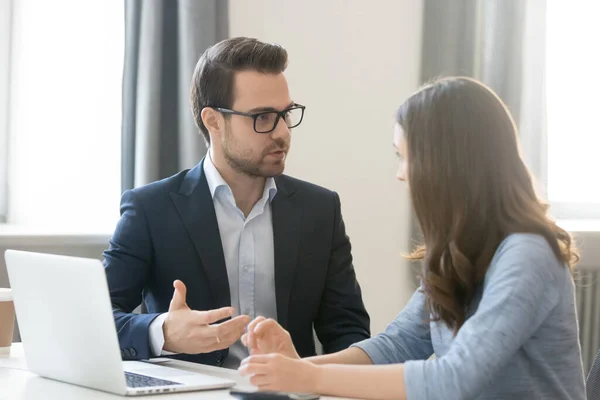 Confident businessman in glasses consulting client, teaching intern — Stock Photo, Image