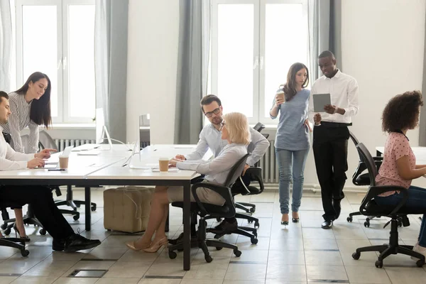 Diversos empleados que utilizan computadoras, trabajando juntos en el coworking — Foto de Stock