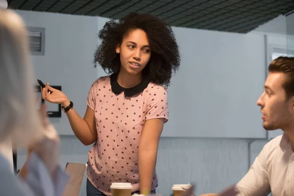 Mixed race businesswoman mentor holding briefing, training staff close up — Stock Photo, Image