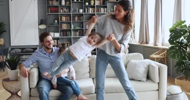 Щаслива сімейна пара насолоджується проведенням ігрового часу у вихідні з дітьми . — стокове відео