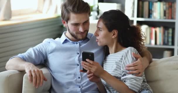 Mosolygó szerető pár vásárol internetes áruház mobil app. — Stock videók