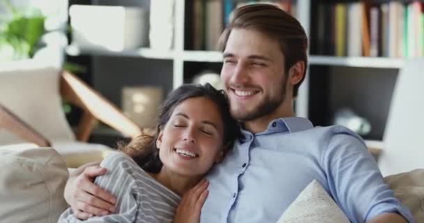 Portret van gelukkig jong getrouwd stel omarmen, dromen van de toekomst. — Stockvideo