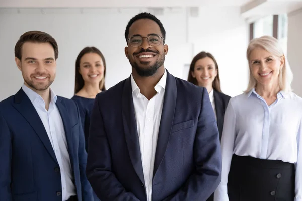 Portret van diverse medewerkers onder leiding van Afrikaanse leider fotoshooting indoor — Stockfoto