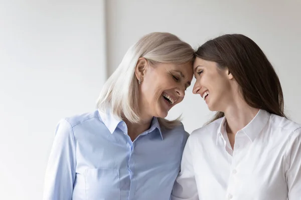 Allegro anziani madre toccare fronti adulto figlia ridere godere momento — Foto Stock