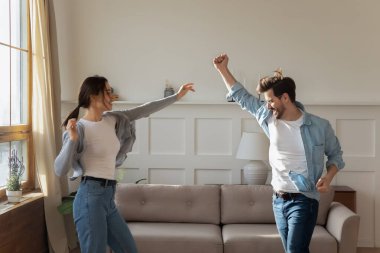 Mutlu heyecanlı aile eşleri favori müzikle dans ediyorlar..