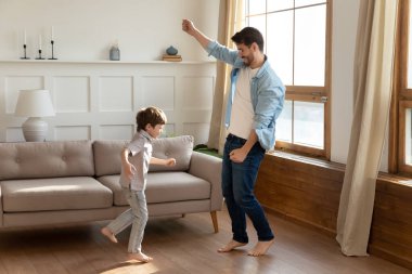 Gülümseyen babayla yalınayak dans eden sevimli çocuk..