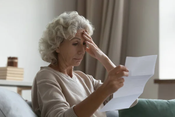 Mujer mayor se siente frustrado por las malas noticias en la carta — Foto de Stock