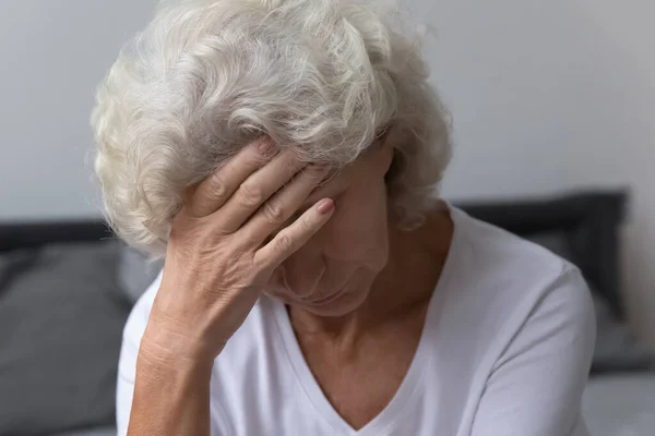 Leeftijd vrouw wakker raakt voorhoofd gevoel onwel last van hoofdpijn — Stockfoto