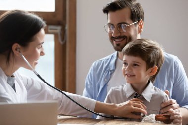 Küçük oğlu olan aile terapistiyle tanıştığı için mutlu..