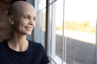 Gülümseyen genç hasta kadın Uzaklara bak İyileşmeyi hayal et