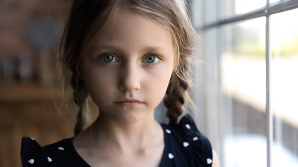 Κοντινό πορτρέτο του καυκάσιου λυπημένου κοριτσιού — Φωτογραφία Αρχείου