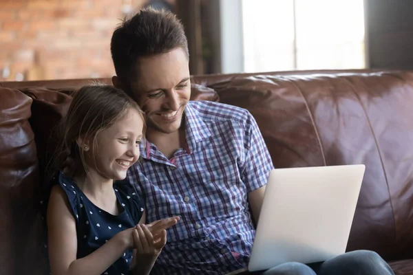 Счастливый молодой папа и маленькая дочь с помощью ноутбука — стоковое фото