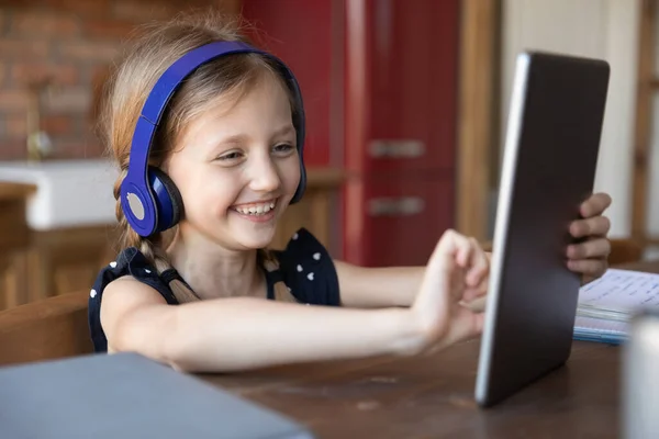 Gelukkig klein meisje veel plezier met behulp van tablet — Stockfoto