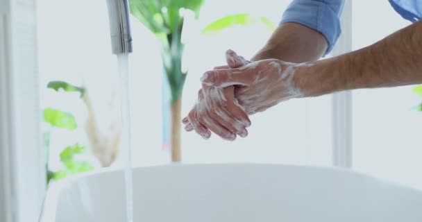 Joven lavándose las manos con agua corriente. — Vídeo de stock