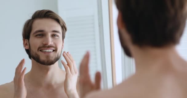 Jovem bonito sorridente homem grooming no banheiro . — Vídeo de Stock