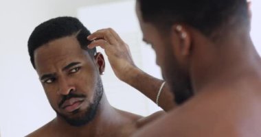 Genç, üstsüz, Afrikalı, etnik kökenli, saçları parmaklarıyla şekillendiren adam..