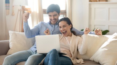 Neşeli genç evli çift evlerinde online piyango kazandılar..
