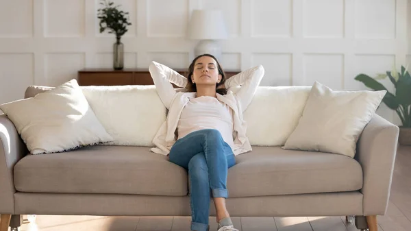 Ontspannen jonge dertiger jaren vrouw slapen op comfortabele bank. — Stockfoto