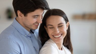 Sevecen bir aile çifti romantik bir anın tadını çıkarıyor..