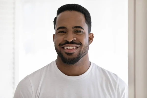 Hoofd shot portret glimlachende Afro-Amerikaanse jongeman dragen t-shirt — Stockfoto