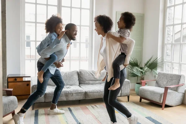 Spännande afrikansk amerikansk familj ha kul att spela hemma — Stockfoto