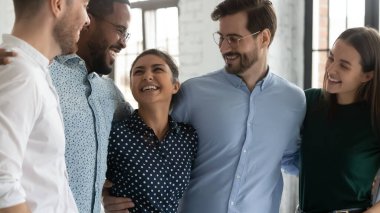 Heyecanlı, farklı çalışanların kucaklaşması, iş başarısını kutlaması.